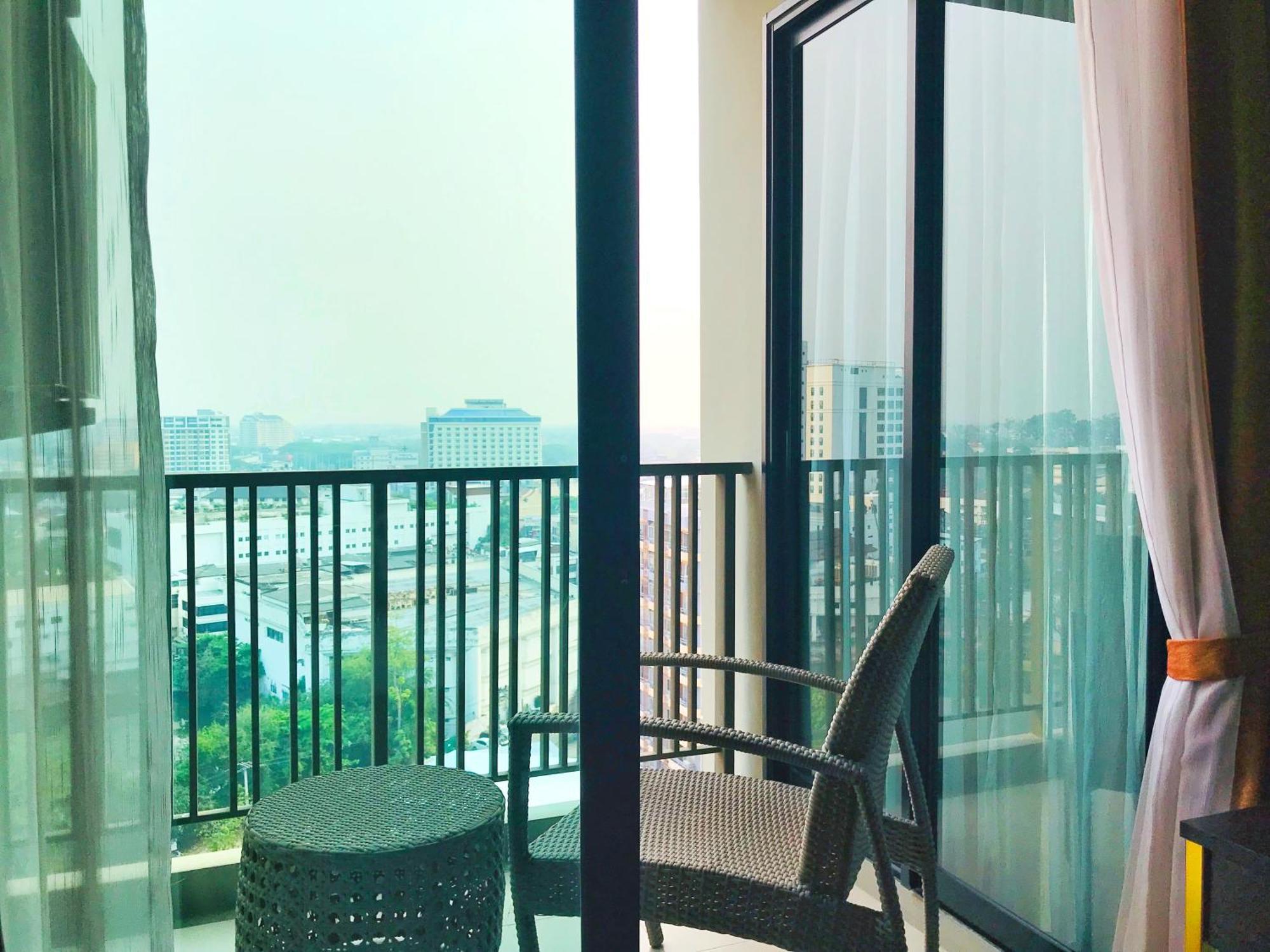 The Astra Suites Чиангмай Екстериор снимка