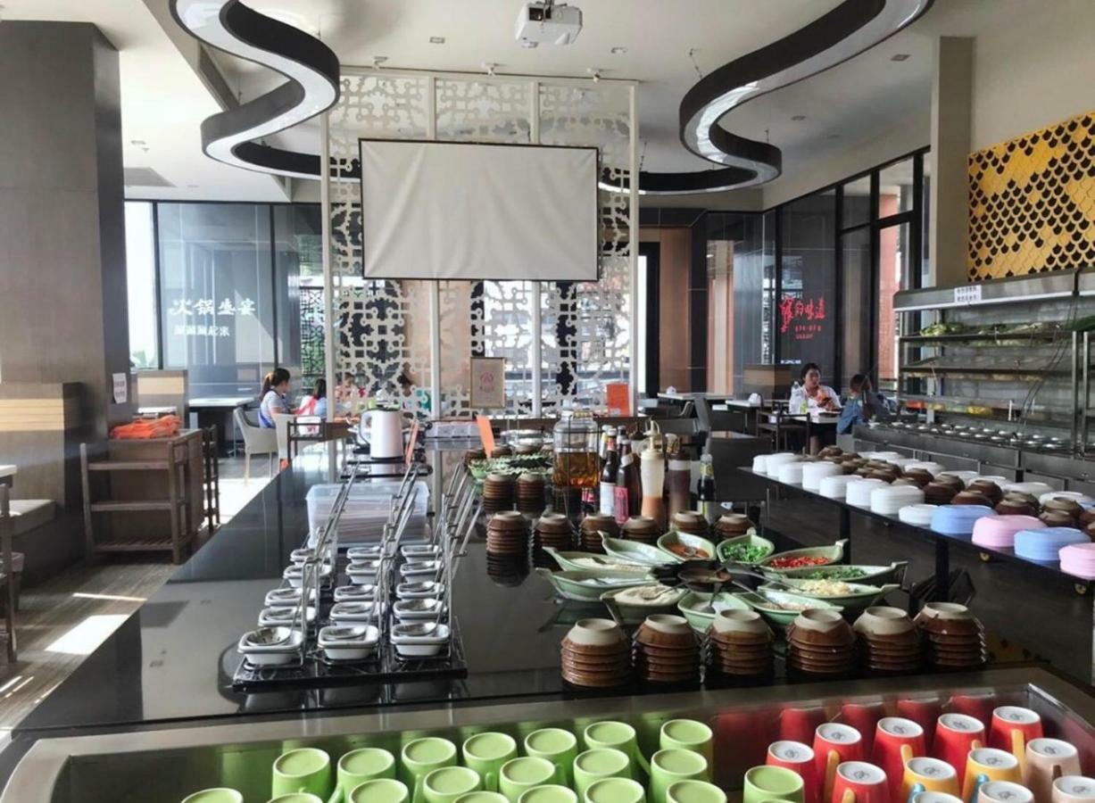 The Astra Suites Чиангмай Екстериор снимка