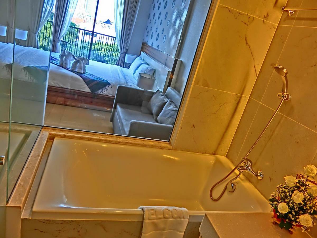 The Astra Suites Чиангмай Екстериор снимка